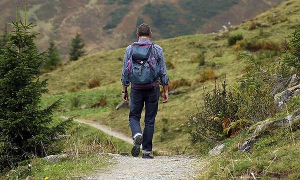 Comment sélectionner un camping proche des sentiers de randonnée ?