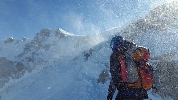 Où trouver des guides de voyage spécialisés en montagne ?